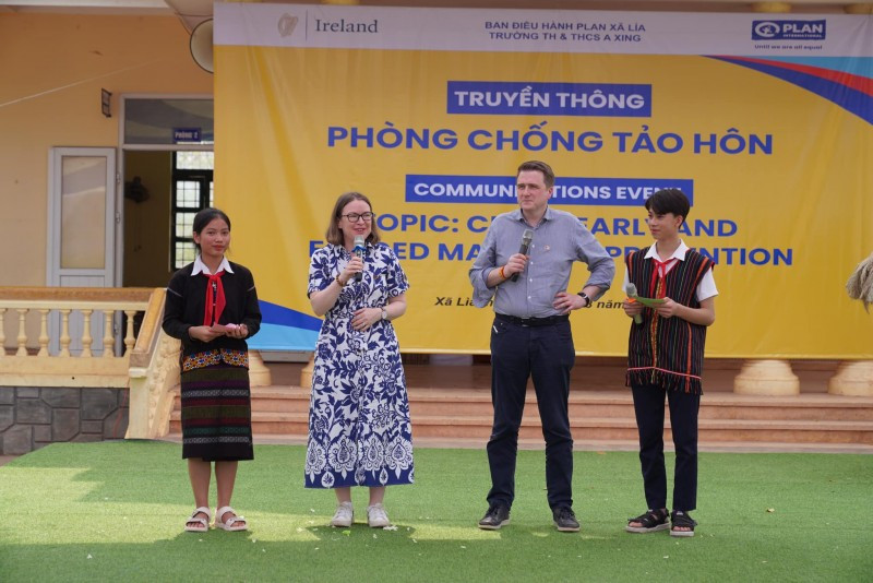 James Browne, secrétaire d'État du ministère irlandais de la Justice (2e à droite), et Deirdre Ní Fhallúin, ambassadrice d'Irlande au Vietnam (2e à gauche), lors d'une séance de communication orale avec les élèves de la commune de Lia sur la lutte contre le mariage d'enfants. Photo : Plan International Vietnam.