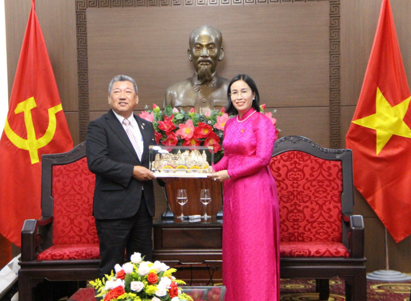 La vice-présidente du Conseil populaire de la ville de Dà Nang, Nguyên Thi Anh Thi (à droite), et le président de l’Association des parlementaires d’amitié d’Osaka, Wada Kenji. Photo : danang.gov.vn.