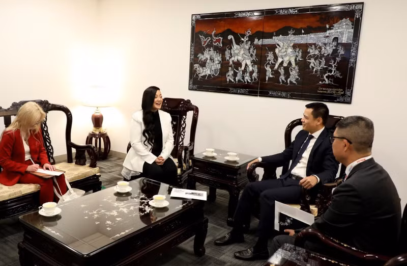 L'ambassadeur Dang Hoang Giang a demandé à Amanda Nguyen de rester proche de son pays natal et de poursuivre ses contributions au développement du Vietnam et de servir de passerelle pour promouvoir les relations d’amitié et de coopération stratégique intégrale entre le Vietnam et les États-Unis. Photo: VOV. L'ambassadeur Dang Hoang Giang a demandé à Amanda Nguyen de rester proche de son pays natal et de poursuivre ses contributions au développement du Vietnam et de servir de passerelle pour promouvoir les relations d’amitié et de coopération stratégique intégrale entre le Vietnam et les États-Unis. Photo: VOV.