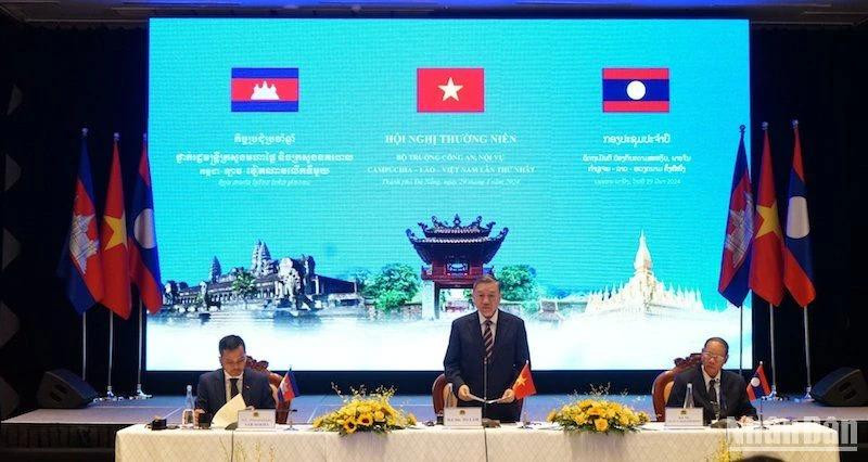 Le général Tô Lâm, ministre vietnamien de la Sécurité publique (debout), prend la parole lors de la première réunion annuelle entre les ministres de la Sécurité publique et de l'Intérieur du Cambodge, du Laos et du Vietnam, le 29 mars, à Dà Nang (au Centre). Photo: NDEL.