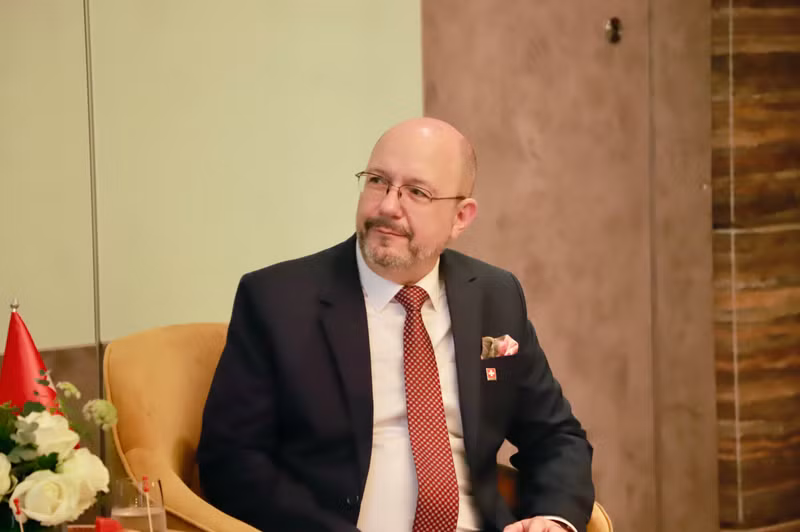 Comme le tourisme durable est l'une des orientations clés de la coopération vietnamo-suisse dans le secteur du tourisme, l'ambassadeur Thomas Gass a émis le souhait que le Vietnam et la Suisse unissent les efforts communs dans la promotion des partenariats publics-privés pour développer les destinations touristiques durables. Photo : toquoc.vn