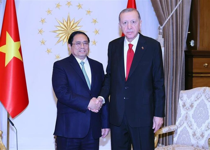 Le PM vietnamien Pham Minh Chinh (à gauche) et le Président turc, Recep Tayyip Erdoğan, le 29 novembre à Ankara. Photo : VNA.