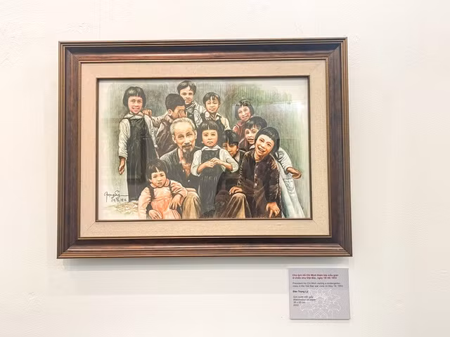 L'œuvre intitulée « Le Président Hô Chi Minh lors d'une visite d'une classe de maternelle dans la zone de guerre du Viet Bac, le 19 mai 1953 ». Photo: toquoc.vn. L'œuvre intitulée « Le Président Hô Chi Minh lors d'une visite d'une classe de maternelle dans la zone de guerre du Viet Bac, le 19 mai 1953 ». Photo: toquoc.vn.