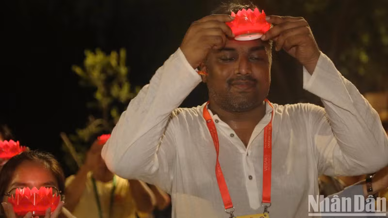 Des lanternes illuminées symbolisent la lumière de la sagesse dans le bouddhisme, guidant les gens sur le chemin de la bonté. Photo : The Anh/NDEL.