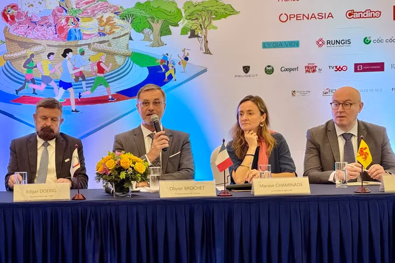 L’ambassadeur de France au Vietnam, Olivier Brochet (au micro), a mis en relief sur les nouveautés de l’édition 2025.