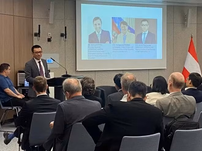 Selon l’ambassadeur vietnamien en Autriche, Vu Lê Thai Hoàng (au micro), le Vietnam est en train de s’imposer comme un marché à fort potentiel, avec des orientations claires et ambitieuses dans le développement des hautes technologies. Photo : VNA.