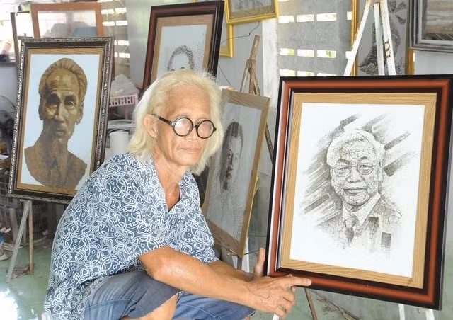 L'artiste Le Van Nghia, dit Bay Nghia, 62 ans, de la province de Dông Thap, et ses peintures sur feuilles de lotus. Photo: thanhnien.