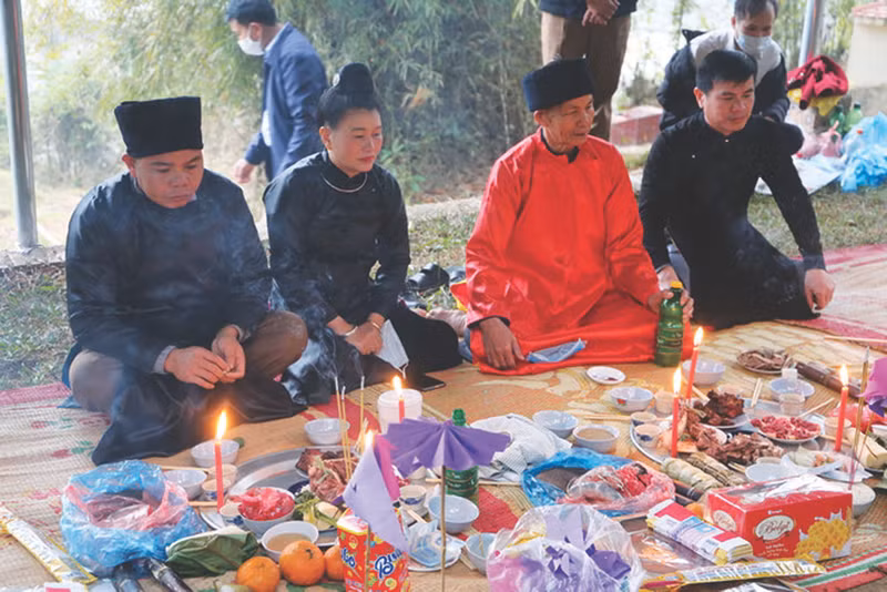 Le culte "Xên dông" est considéré comme une conversation entre les chamans et le génie de la forêt. Photo: VNA.