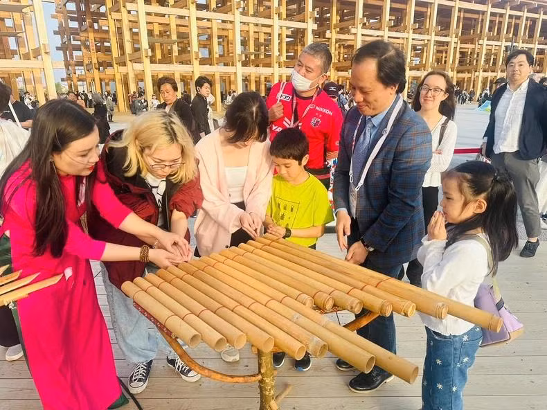 Ils peuvent également expérimenter la musique avec des instruments traditionnels vietnamiens tels que le đàn bầu (monocorde), le T'rung (xylophone en bambou), le K'long put (instrument composé d’une série de 2 à 12 tubes de bambou), la flûte de bambou, ou encore le tambour. Photo : ministère vietnamien de la Culture, des Sports et du Tourisme