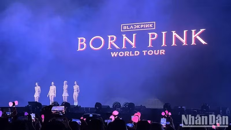 Lors du concert du groupe de filles sud-coréennes BlackPink, les 29 et 30 juillet au stade national de My Dinh, à Hanoi. Photo : Trung Hiêu/NDEL.
