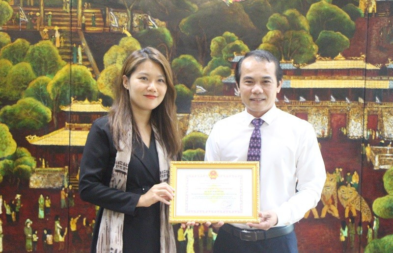 Le président du Comité populaire de la ville de Huê, Vo Lê Nhât (à droite), remet le titre de « Citoyenne d’honneur » à la vice-directrice nationale de la KOICA au Vietnam, Yoo Soo Yeon. Photo : huecity.gov.vn.