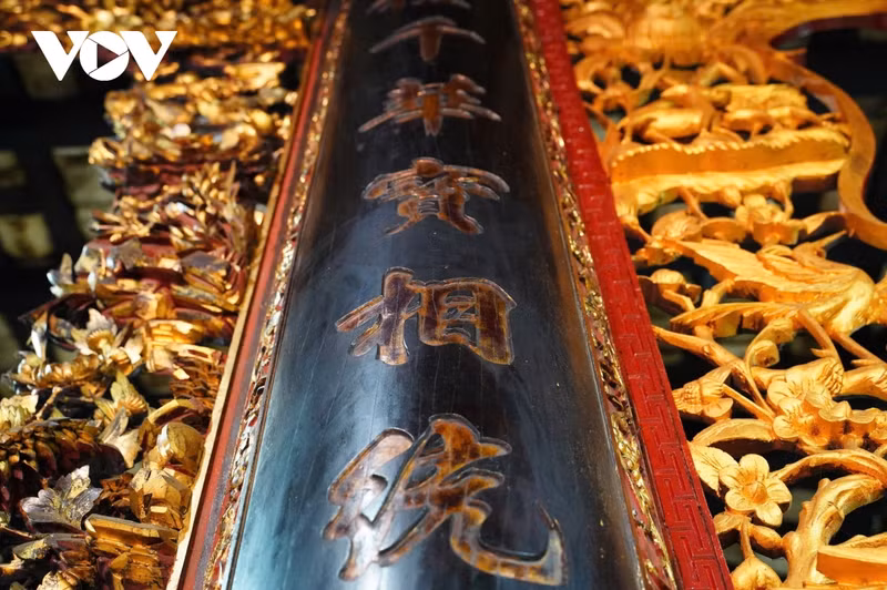 Tous les piliers en bois sont décorés de caractères chinois rouges et dorés. La salle de culte est dominée par la grande statue du Bouddha Amitabha, entourée de cinq petites autres statues de Bouddha. Dans le hall principal se trouve « l’autel des neuf dragons » dépeignant la naissance du prince Sidharta, le futur Bouddha Gautama. Photo : VOV.