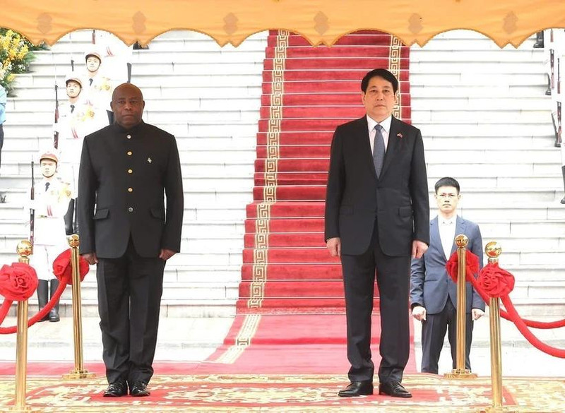 Le président vietnamien Luong Cuong (à droite) et son homologue burundais, Évariste Ndayishimiye. Photo : VNA. 