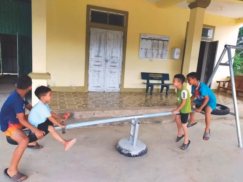 Les enfants apprécient leurs nouveaux jeux.