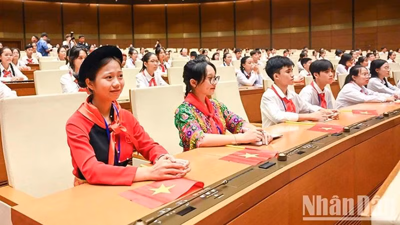 Des enfants délégués lors de la première session simulée de « l’Assemblée nationale des enfants », en septembre 2023 à Hanoi. Photo: Duy Linh/NDEL.