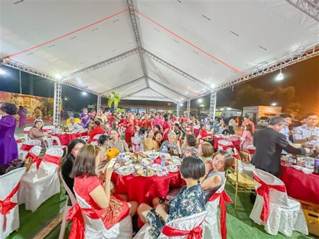 Lors du programme "Xuân Quê Huong" (Printemps au pays natal), à Vientiane, au Laos, le 8 février. Photo : VNA.