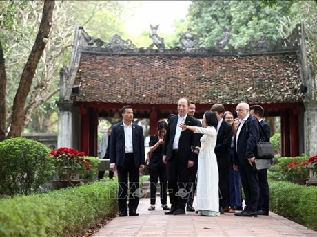 Le Président du Parlement finlandais Jussi Halla-aho visite le Temple de la Littérature (Van Mieu - Quoc Tu Giam). Photo : VNA.