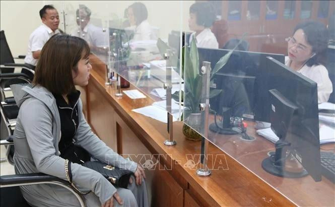 Des habitants effectuent des démarches administratives au Centre de services de l'administration publique de la province de Thai Binh. Photo : VNA. 