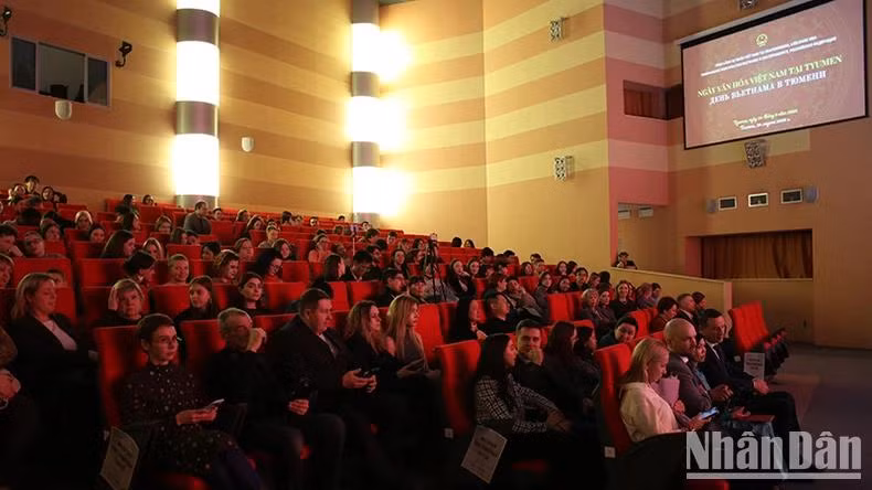 La Journée culturelle du Vietnam à Tioumen a fait forte impression auprès des amis étrangers, dont les Russes, contribuant de manière importante à approfondir les relations d’amitié de longue date et de partenariat stratégique intégral entre le Vietnam et la Russie. Photo : NDEL.