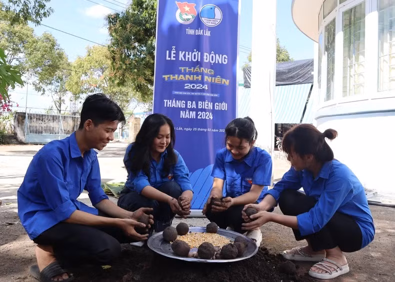 Dans le cadre du Mois de la jeunesse, les jeunes de Dak Lak mènent plusieurs activités concrètes et significatives : réparer des routes vicinales, planter des arbres, prendre soin des jeunes et des familles en difficulté, etc... Toutes ces activités traduisent leur engagement en faveur du développement socio-économique et de la défense de la souveraineté nationale. Photo : NDEL.