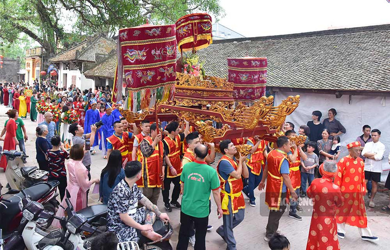 Cette année, la fête traditionnelle du village de Uoc Le s’est déroulée du 7 au 9 avril, attirant la participation de nombreux touristes vietnamiens et étrangers. Photo : laodong.vn
