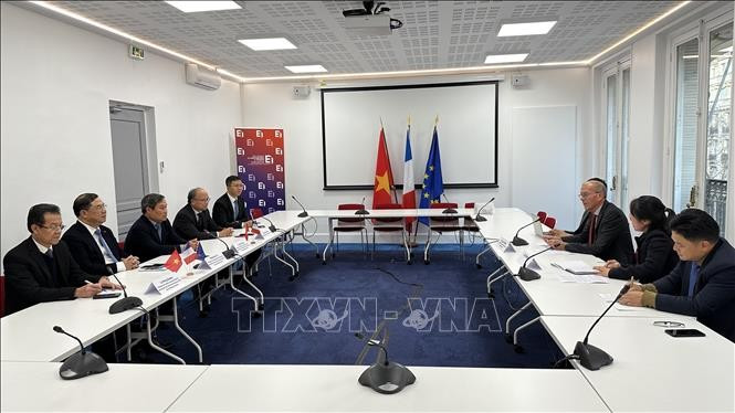 Lors de la rencontre entre les dirigeants des provinces vietnamiennes et du MEDEF. Photo : VNA.