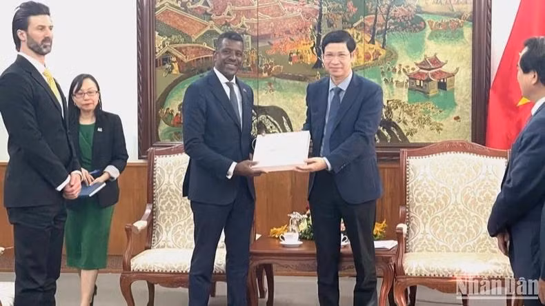 Malgré la grande distance géographique, le Vietnam et la Dominique partagent de nombreuses similitudes, dont l’aspiration à préserver la paix, la stabilité et le développement durable de la région et du monde, a noté le ministre dominiquais Vince Henderson. Photo : NDEL.