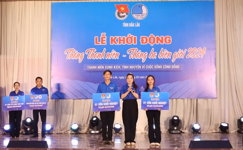 Octroi de fonds aux jeunes qui débutent leur carrière. Photo : NDEL.