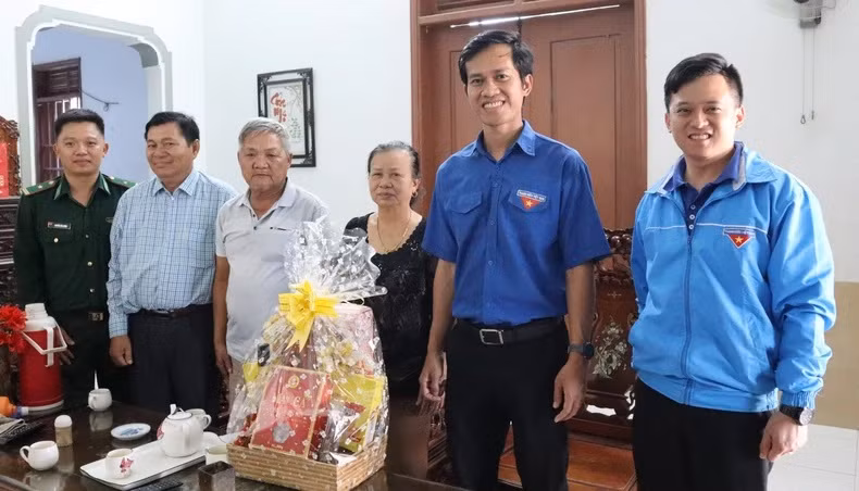 Les autorités locales et les représentants de la jeunesse de Dak Lak sont allés offrir des cadeaux aux familles en situation difficile dans les zones frontalières. Photo : NDEL.