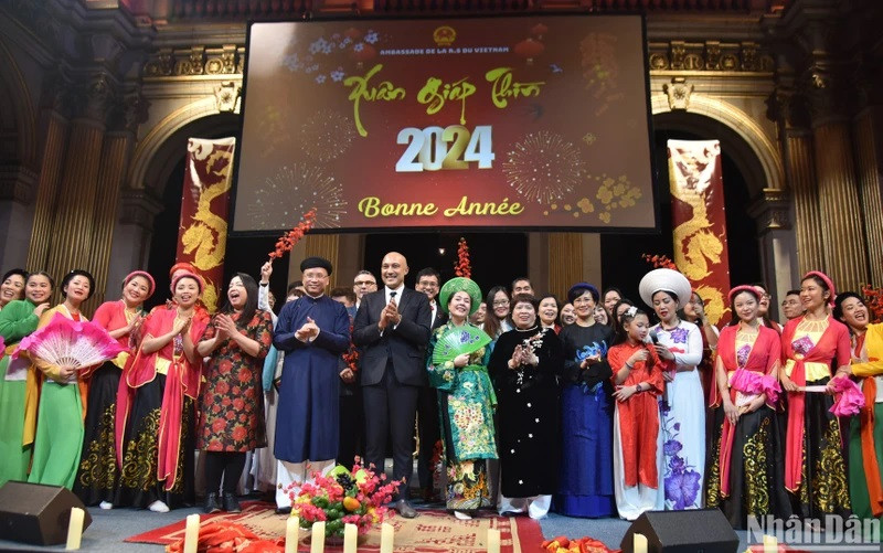 Lors de la cérémonie de célébration du Têt à Paris, en France. Photo : NDEL.