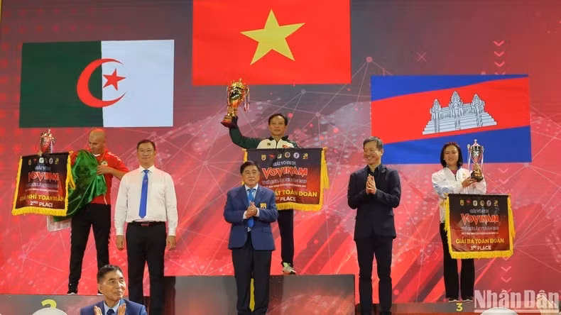 Le Vietnam termine au premier rang lors du 7e Championnat du monde de Vovinam, suivi par l'Algérie et le Cambodge. Photo: NDEL.