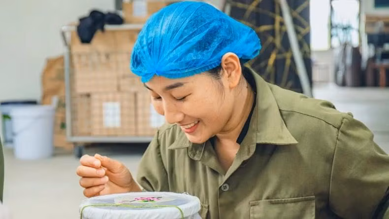 La création d’une peinture en feuilles demande de l'habileté et de la méticulosité. Il s’agit d’un travail minutieux et sophistiqué exigeant une haute valeur esthétique, de la patience et de la minutie. Photo : NDEL