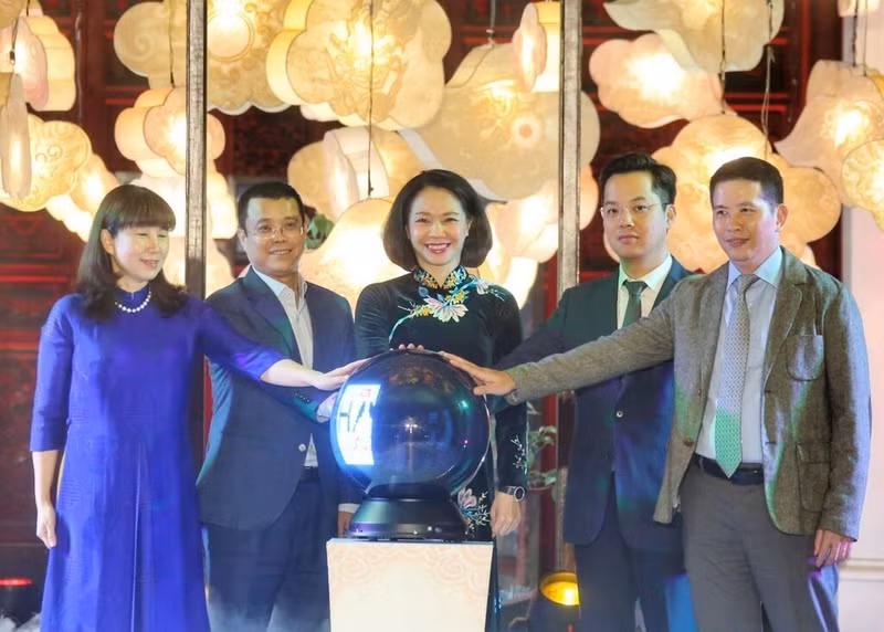 Invités à la cérémonie de lancement des 15 services touristiques nocturnes de Hanoï. Photo : VNA. Invités à la cérémonie de lancement des 15 services touristiques nocturnes de Hanoï. Photo : VNA.