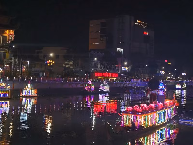 Les bateaux Cà Hâu sont conçus avec des motifs khmers. Photo : thoidai.vn.