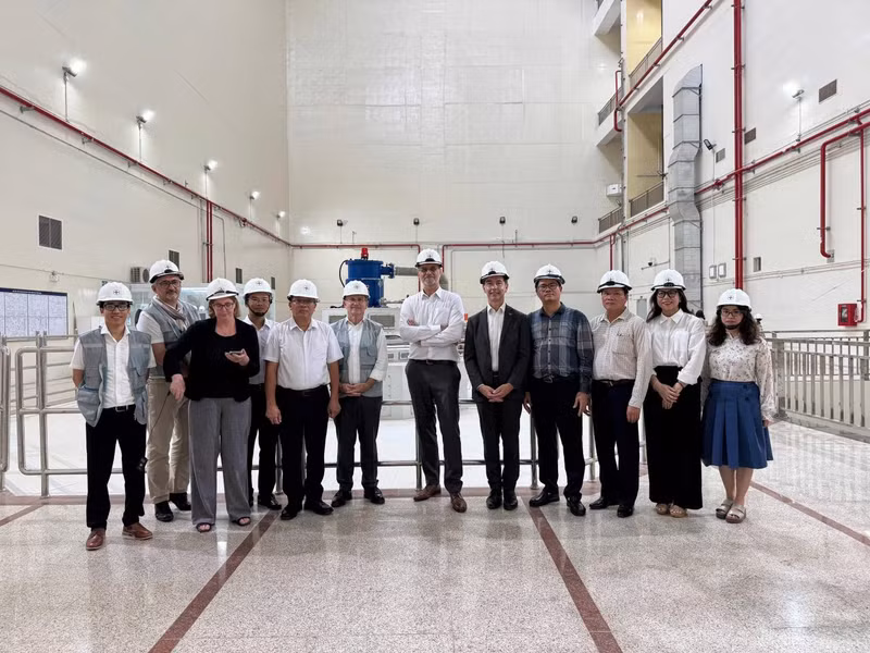 La délégation europérenne visite le site du projet. Photo : Ambassade de France au Vietnam.