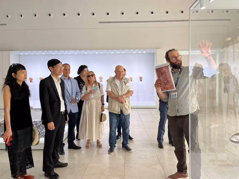 Dans le cadre du programme « Une journée à Aigai, première capitale de l’ancien royaume de Macédoine », les missions diplomatiques ont l'occasion de visiter le nouveau musée Aigai à Vergina et de découvrir le palais Aigai, l’un des trésors antiques de la Grèce où Alexandre le Grand fut proclamé roi de Macédoine en 336 av. J.-C. Photo: baoquocte.vn.