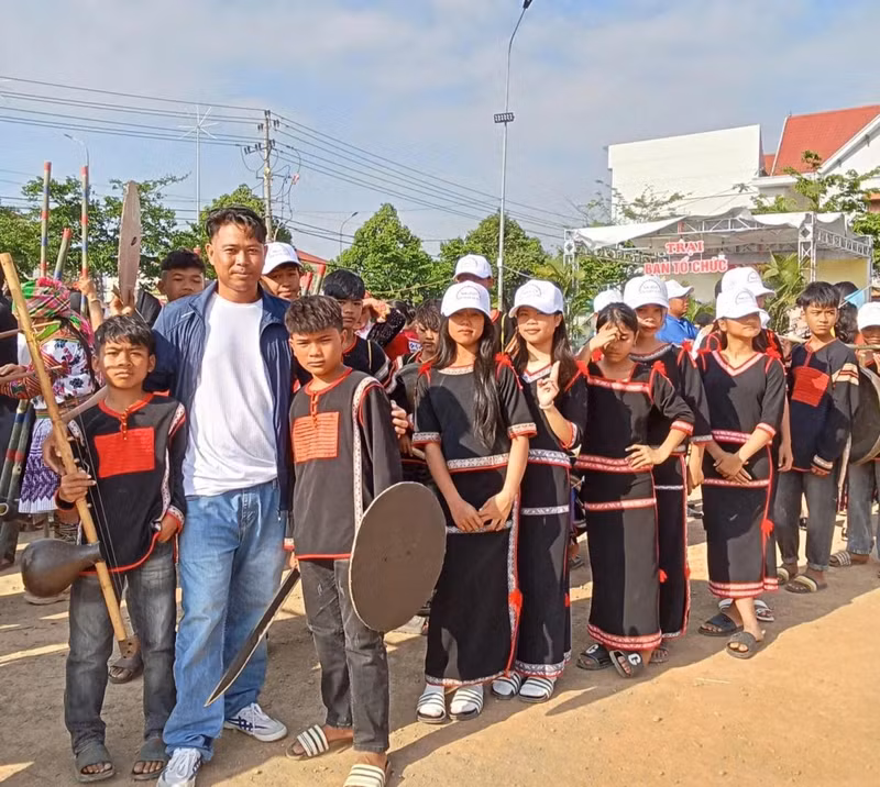 Y Puen Niê et des enfants de la commune de Cu Pui participent au Festival culturel du district de Krong Bong en 2024. Photo : VOV