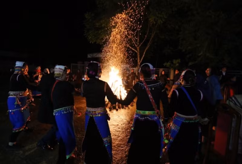 Les Si La dansent et chantent pour exprimer leur solidarité. Photo : VNA.