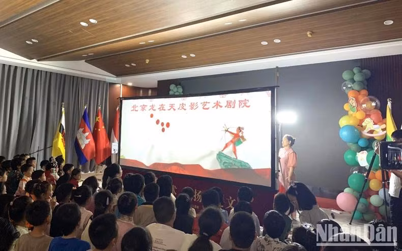 Les enfants ont également eu l’occasion d’expérimenter la fabrication et la représentation de marionnettes d’ombres sous la direction d’artisans chinois. Photo: Huu Hung/NDEL.