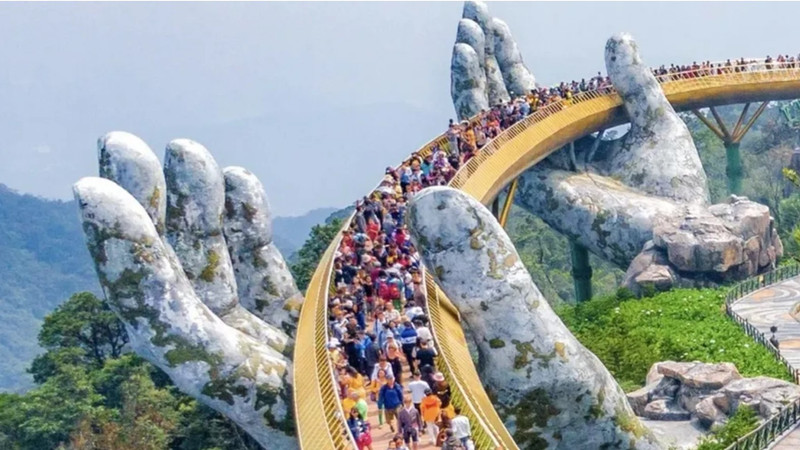 Le pont d’Or à Dà Nang (Centre), l'un des ponts piéton les plus impressionnants au monde. Photo: VNA.