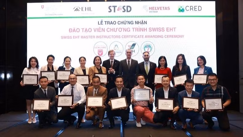 Remise des certificats de l’École hôtelière de Lausanne (EHL) aux formateurs du programme Swiss EHT. Photo: NDEL