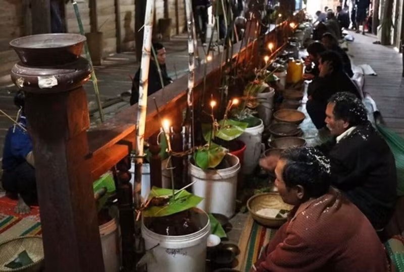 Pour accueillir le Nouvel An lunaire, les Bahnar au Tây Nguyên (Hauts Plateaux du Centre) organisent souvent la Fête du nouveau riz pour honorer Yang Sri–le Génie du riz, solliciter une bonne année de cultures. Photo : VNA.