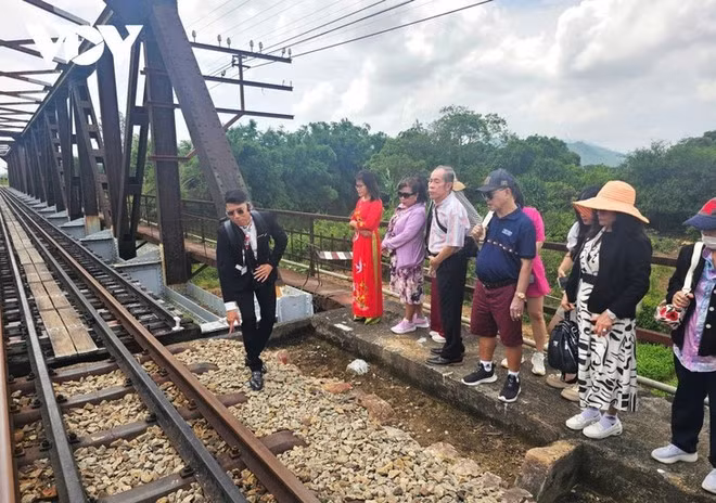 Les touristes visitent le pont Luat Le. Photo : VOV.