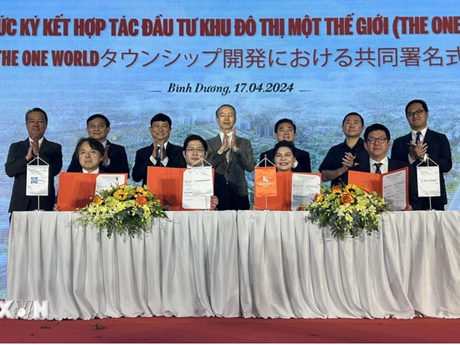Cérémonie de remise de l'approbation d’investissement pour le projet de zone urbaine One World, le 17 avril à Binh Duong. Photo: VNA