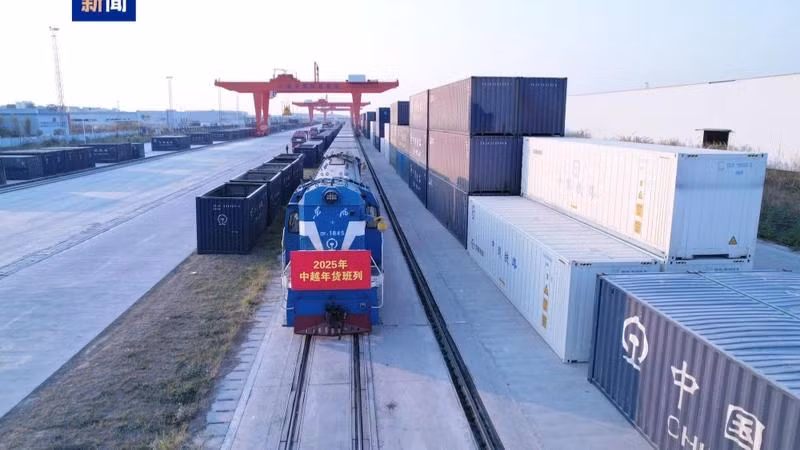 Départ du premier train de transport de marchandises Chine - Vietnam pour le Nouvel an lunaire 2025 à partir de la gare du Guangxi. Photo : CCTV
