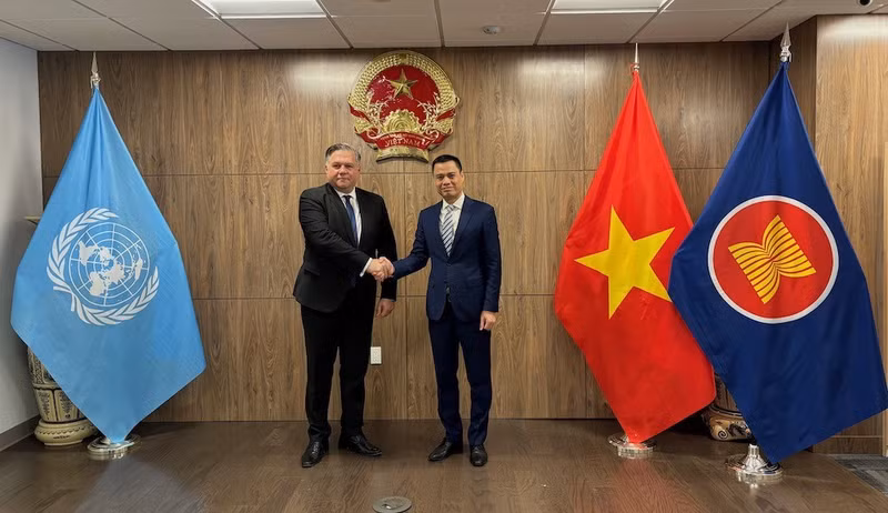 L’ambassadeur Dang Hoang Giang, chef de la Mission vietnamienne auprès des Nations Unies (à droite), et le vice-ministre des Affaires étrangères de Bosnie-Herzégovine, Josip Brkic. Photo : Mission vietnamienne auprès des Nations Unies.