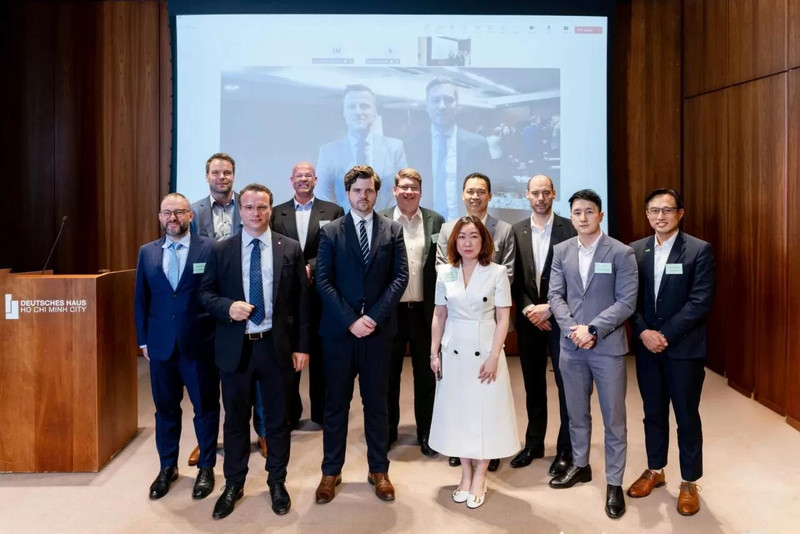 Le nouveau comité directeur de l’Association des entreprises allemandes au Vietnam, dirigé par Alexander Ziehe de la société Viessmann Vietnam. Photo: GBA.