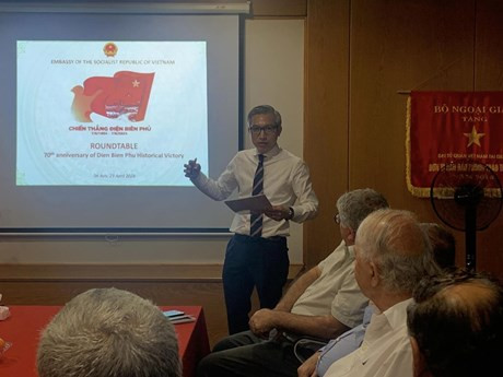 L’ambassadeur du Vietnam en Israël, Ly Duc Trung, à la table ronde à Tel Aviv. Photo: VNA