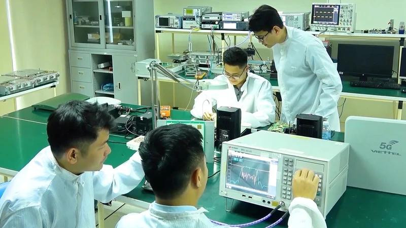 Pour progresser rapidement et de manière durable, le Vietnam n’aura d’autre choix que de se tourner vers les technologies de pointe et d’adopter une transformation numérique dynamique. Photo : NDEL.