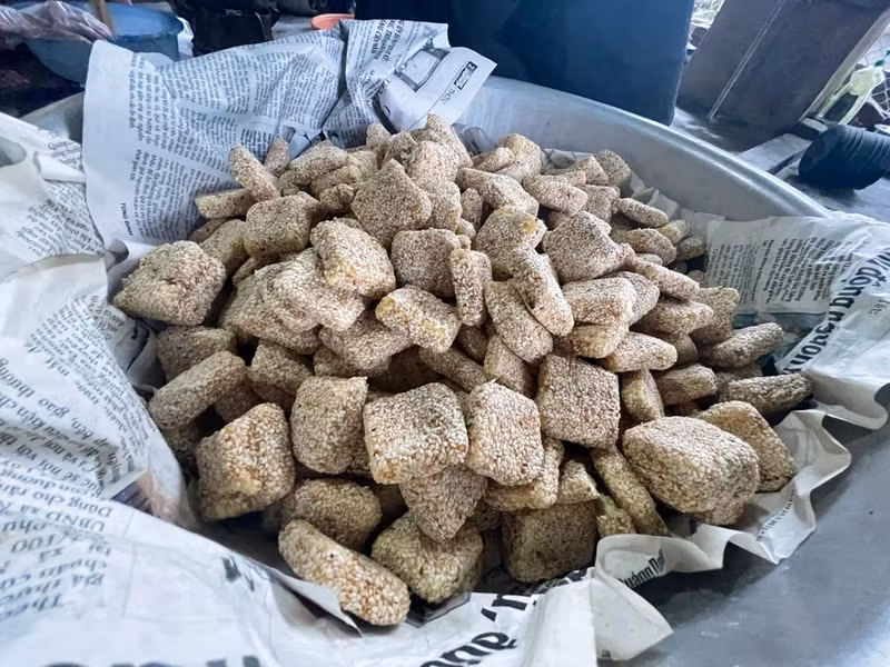 Les biscuits au sésame sont laissés à refroidir et à sécher avant d’être emballés.